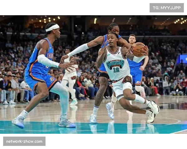 勇士第三节攻防强度提升 换防策略限制莫兰特突破